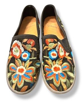 🌺 Baretraps Beech Embroidered Floral Slip On Sneakers Women’s 7 GUC